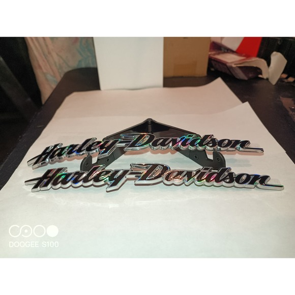 OEM Softail Deluxe LH/RH Fuel Tank Medallion 14100754 set of 2 - Picture 2 of 7